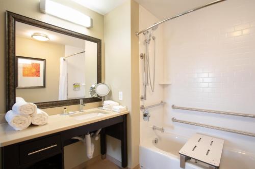 利特爾頓的住宿－Staybridge Suites Denver South - Highlands Ranch, an IHG Hotel，一间带水槽、浴缸和镜子的浴室