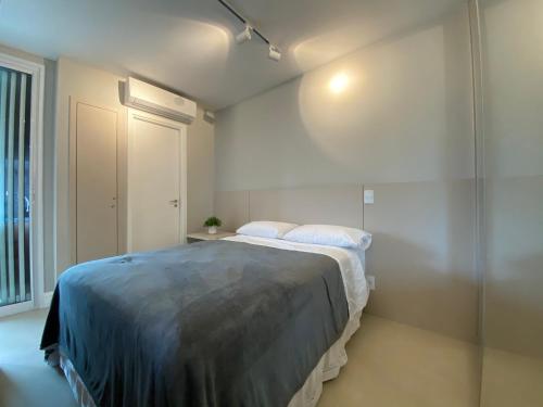 um quarto com uma cama grande num quarto em SUA CASA NA VILA MADALENA em São Paulo