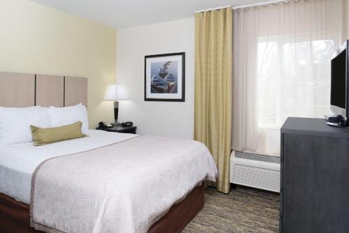 Säng eller sängar i ett rum på Candlewood Suites Olympia - Lacey, an IHG Hotel