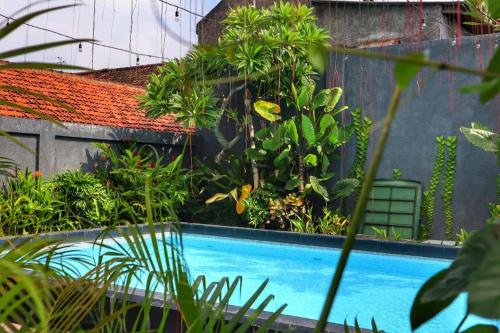 basen w środku ogrodu w obiekcie Front One Inn Kediri w mieście Kediri