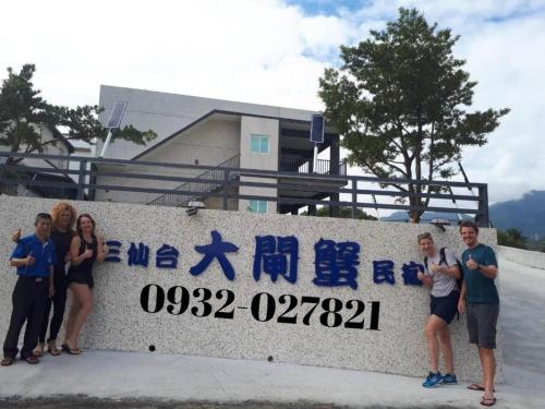 a group of people standing next to a wall at Taitung Crabs House in Chenggong