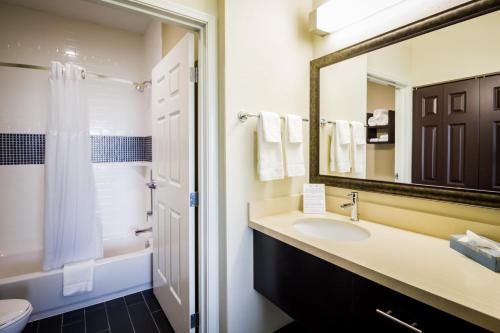 Ванная комната в Staybridge Suites Plano - Legacy West Area, an IHG Hotel