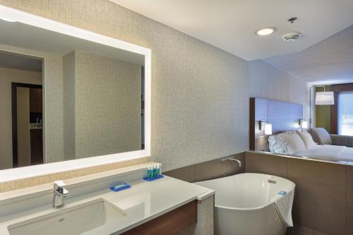 Ett badrum på Holiday Inn Express & Suites - Belleville, an IHG Hotel