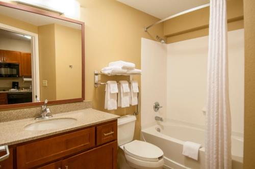 Um banheiro em Candlewood Suites Flowood, MS, an IHG Hotel
