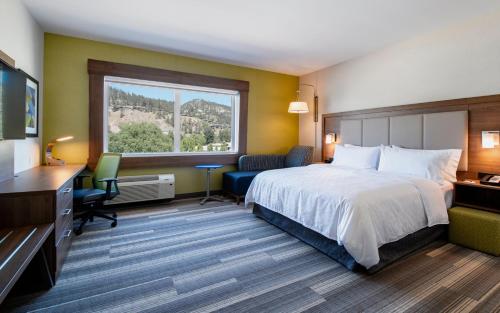 Llit o llits en una habitació de Holiday Inn Express & Suites Kelowna - East, an IHG Hotel