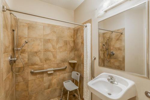ein Bad mit einem Waschbecken und einer Dusche in der Unterkunft Candlewood Suites Nogales, an IHG Hotel in Nogales