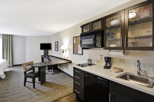 una cucina con lavandino e una scrivania in una camera d'albergo di Candlewood Suites Smyrna - Nashville by IHG a Smyrna