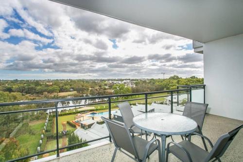 Uma varanda ou terraço em Perth Ascot Sub Penthouse Spectacular 240 degree River and City Views ,
