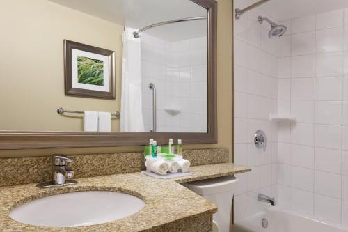 Phòng tắm tại Holiday Inn Express Hotel & Suites Uptown Fredericton, an IHG Hotel