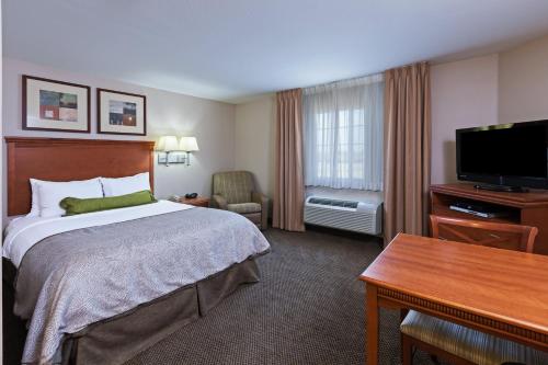 Cama o camas de una habitación en Candlewood Suites Owasso, an IHG Hotel