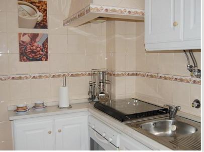 una cocina con fregadero y encimera en Zen Central Apartment, en Lisboa