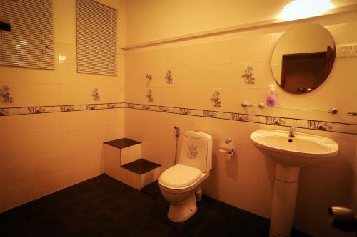 a bathroom with a toilet and a sink at Nimnada Villa in Galle