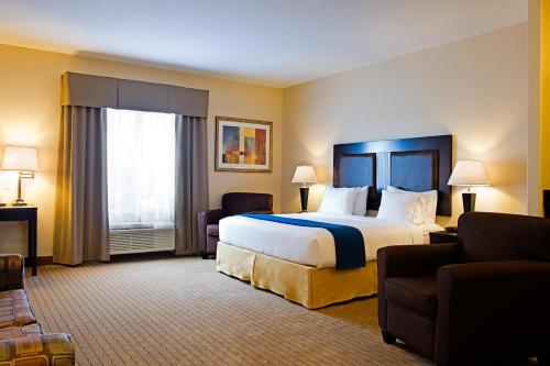 Tempat tidur dalam kamar di Holiday Inn Express & Suites-Regina-South, an IHG Hotel