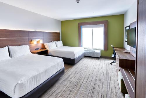 Lova arba lovos apgyvendinimo įstaigoje Holiday Inn Express Hotel & Suites Dieppe Airport, an IHG Hotel