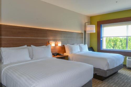 Postelja oz. postelje v sobi nastanitve Holiday Inn Express & Suites Raleigh Airport - Brier Creek, an IHG Hotel