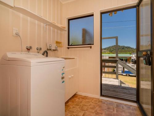 Φωτογραφία από το άλμπουμ του Jacaranda Lodge - Whangamata Upstairs Unit σε Whangamata