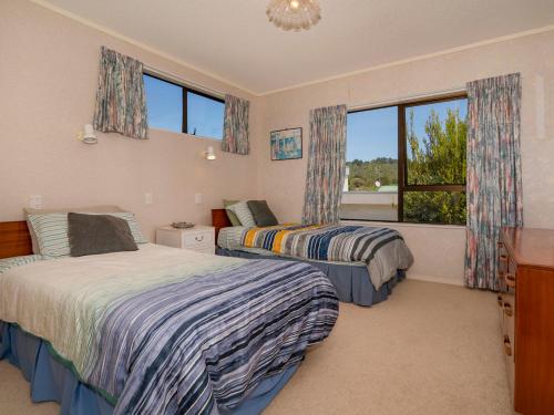 Foto de la galería de Jacaranda Lodge - Whangamata Upstairs Unit en Whangamata