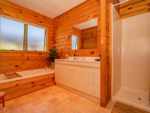 Ένα μπάνιο στο Picturesque on Paku - Tairua Holiday Home
