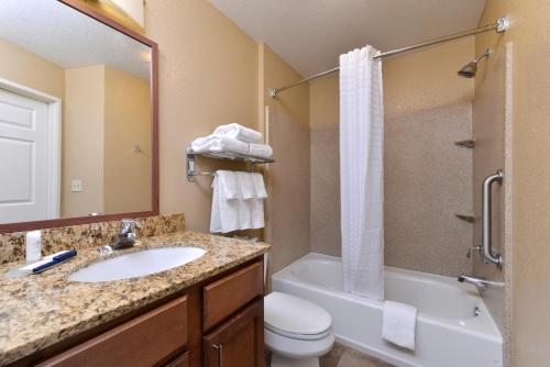 y baño con lavabo, aseo y ducha. en Candlewood Suites Turlock, an IHG Hotel, en Turlock