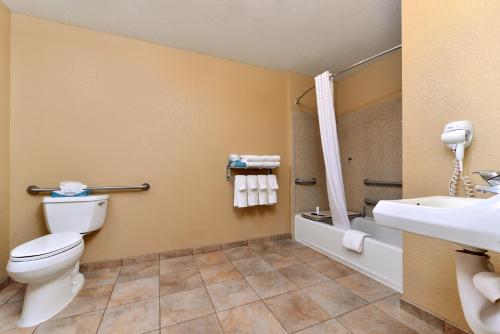 Bilik mandi di Candlewood Suites Turlock by IHG