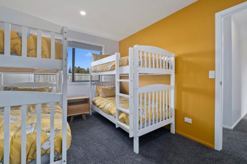 Łóżko lub łóżka piętrowe w pokoju w obiekcie Paradise Found - Lake Hawea Holiday Home