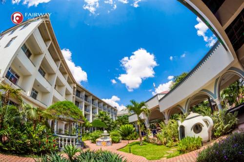 Blick auf den Innenhof eines Hotels in der Unterkunft Fairway Hotel & Spa in Kampala