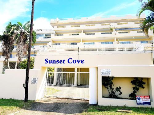 budynek zatoczki o zachodzie słońca z tabliczką o zachodzie słońca w obiekcie Sunset Cove 2 w mieście Margate