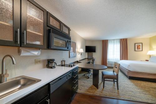 Кухня или мини-кухня в Candlewood Suites Washington-Dulles Herndon, an IHG Hotel
