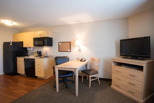 Cucina o angolo cottura di Candlewood Suites Sheridan by IHG