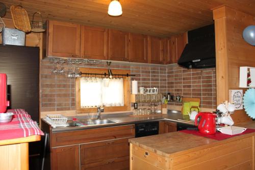 Η κουζίνα ή μικρή κουζίνα στο Alpine Chalets Hakuba