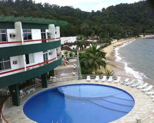 En udsigt til poolen hos angra dos reis, condomínio angra inn eller i nærheden