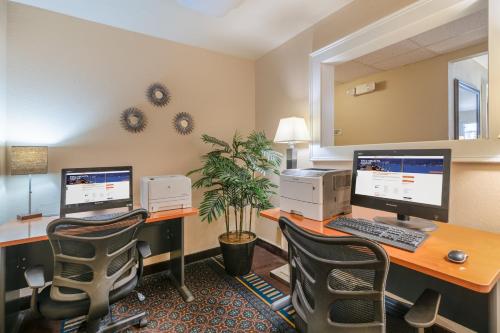 Телевизор и/или развлекательный центр в Candlewood Suites Washington-Fairfax by IHG