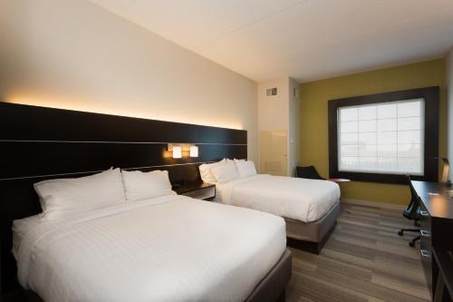 Ένα ή περισσότερα κρεβάτια σε δωμάτιο στο Holiday Inn Express Hotel & Suites Reading, an IHG Hotel