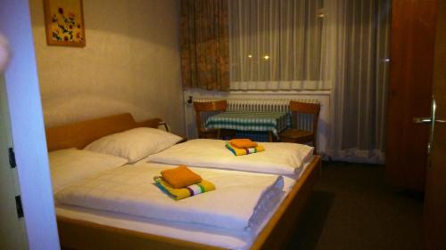 2 Einzelbetten in einem Zimmer mit Fenster in der Unterkunft Haus Dixer in Bad Gastein