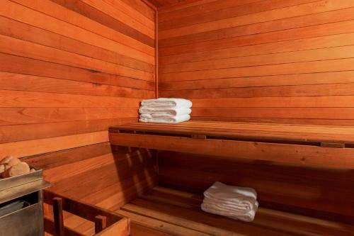 - un sauna avec des serviettes pliées sur une étagère dans l'établissement Holiday Inn Resort The Lodge at Big Bear Lake by IHG, à Big Bear Lake