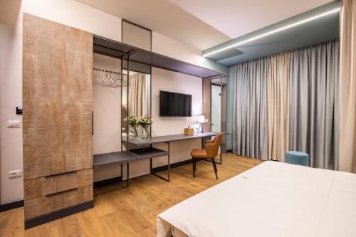 TV a/nebo společenská místnost v ubytování Allure Boutique Hotel