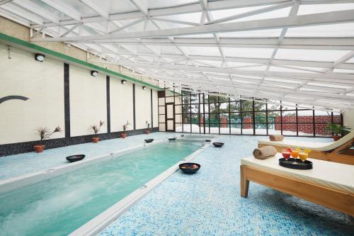 a large indoor pool with a large swimming pool at Sterling Kufri in Kūfrī