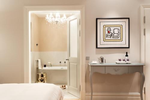 een slaapkamer met een bed, een wastafel en een badkamer bij Hotel Sans Souci Wien in Wenen