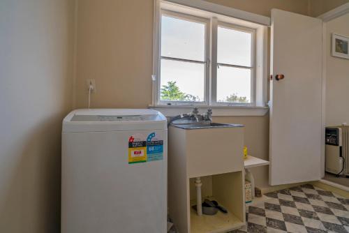 Ảnh trong thư viện ảnh của Sun Seeker Bach - Ferry Landing Holiday Home ở Cooks Beach