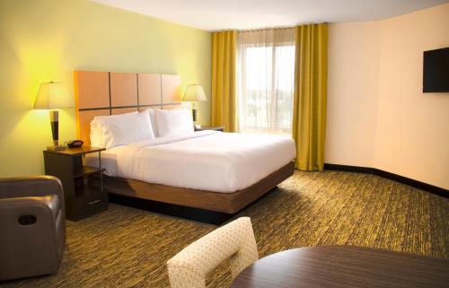 Кровать или кровати в номере Candlewood Suites York by IHG