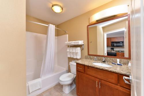 Bathroom sa Candlewood Suites Williston, an IHG Hotel