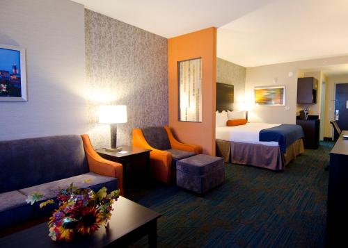 Area tempat duduk di Holiday Inn Express Hotel & Suites Knoxville, an IHG Hotel