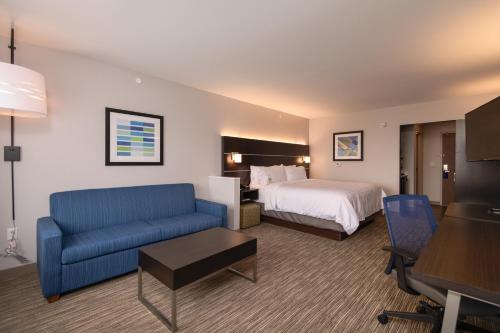 Postel nebo postele na pokoji v ubytování Holiday Inn Express & Suites - Tulsa Downtown - Arts District by IHG