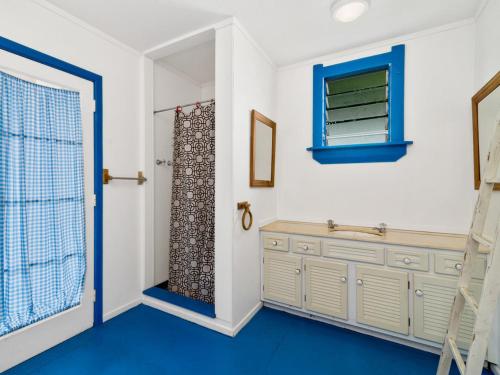 Koupelna v ubytování Wharewaka Bach - Lake Taupo Holiday Home