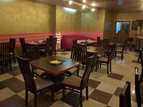Leon Hotel tesisinde bir restoran veya yemek mekanı