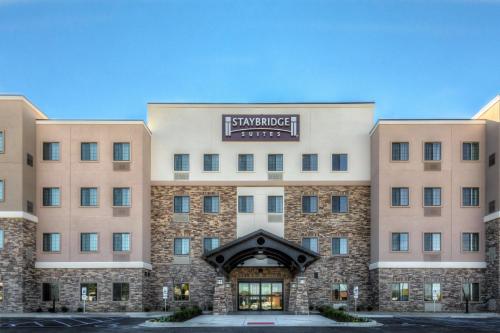a large building with a sign that reads staybridge suites at Staybridge Suites St Louis - Westport by IHG in Maryland Heights