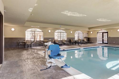 Kolam renang di atau di dekat Staybridge Suites St Louis - Westport, an IHG hotel