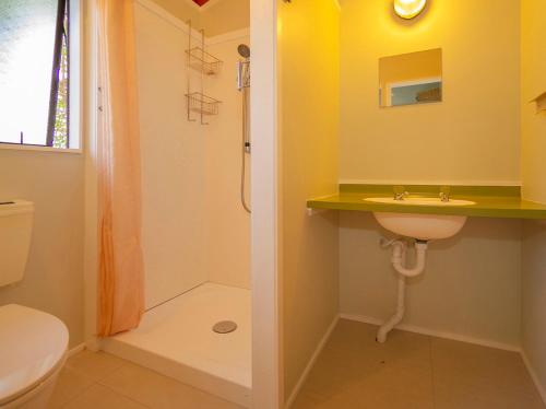 y baño con ducha, lavabo y aseo. en Whangamata Wonder - Whangamata Holiday Home en Whangamata