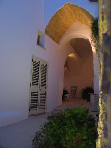 an entrance to a white building with an archway at Corte Dei Nonni in Presicce