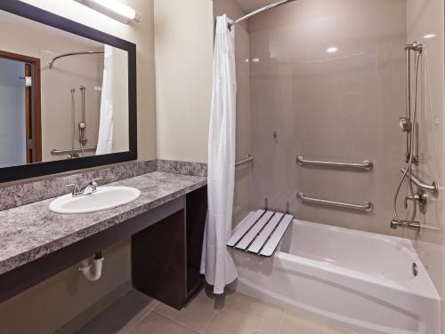 Et badeværelse på Holiday Inn Express & Suites Glenpool, an IHG Hotel